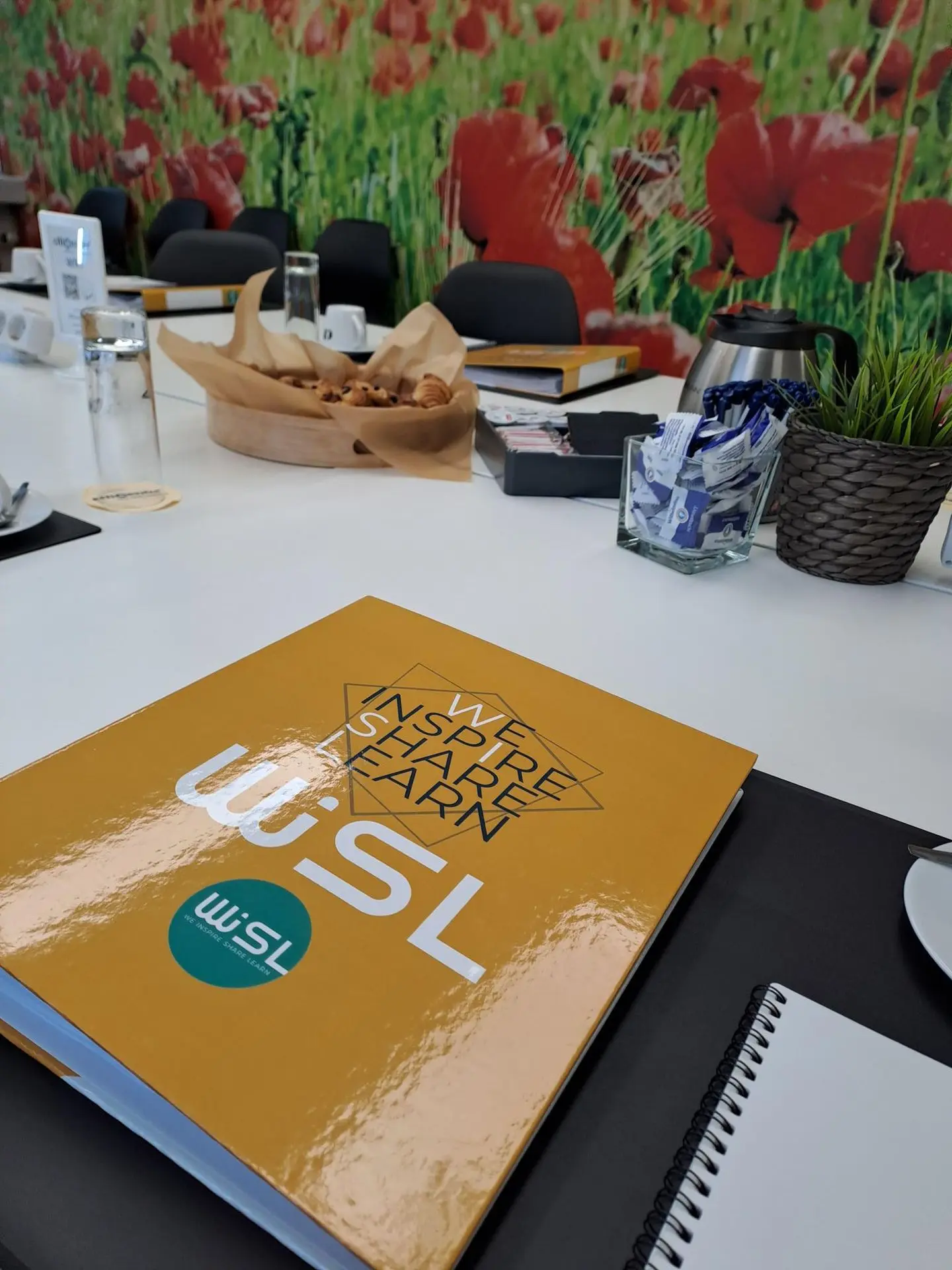 map van Wisl Business op de tafel