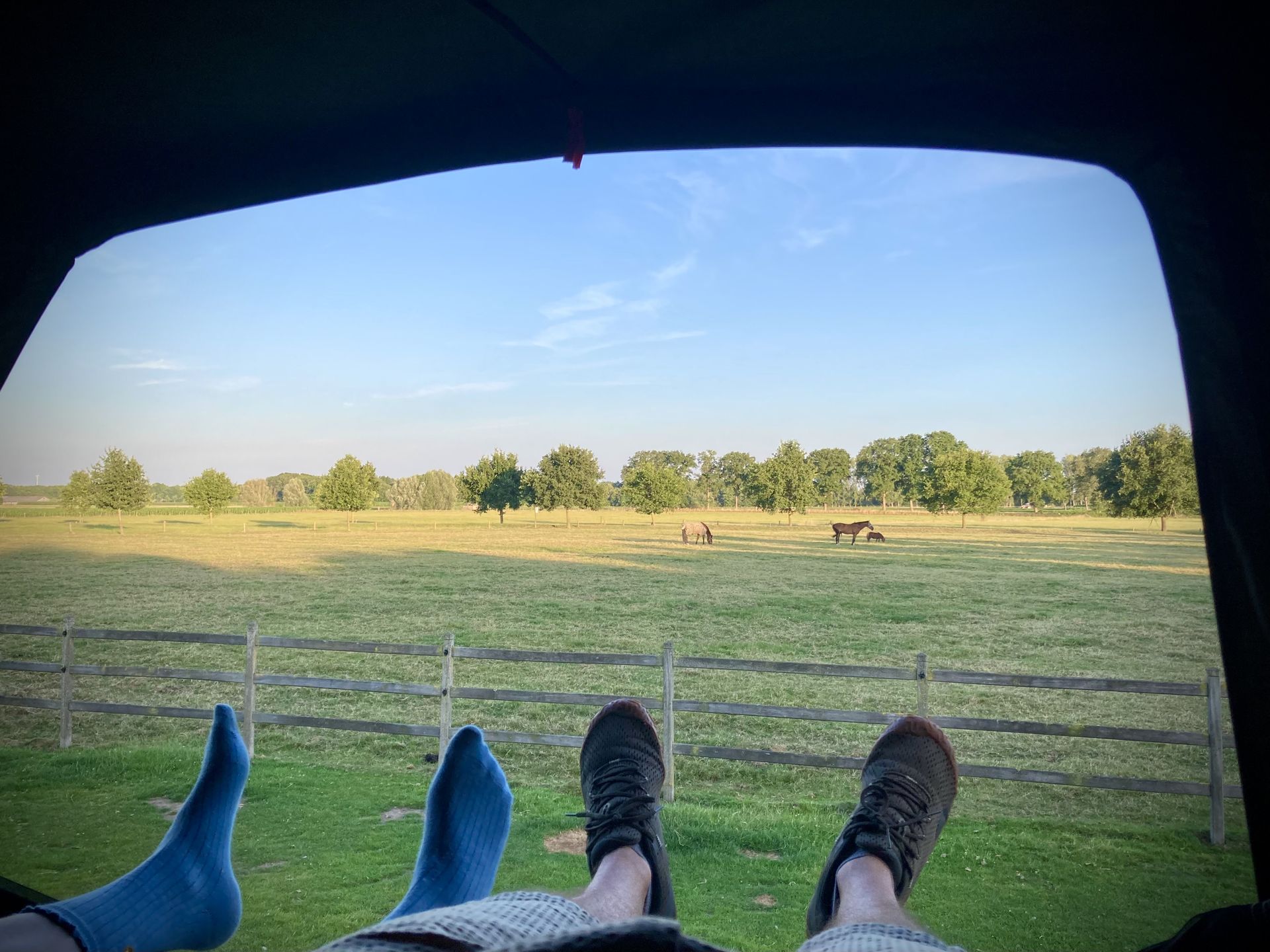 voetjes uit de daktent met een mooie view